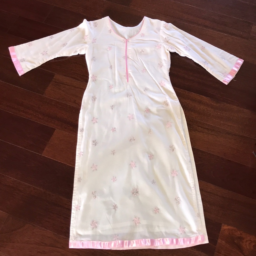 White Pakistani shalwar kameez